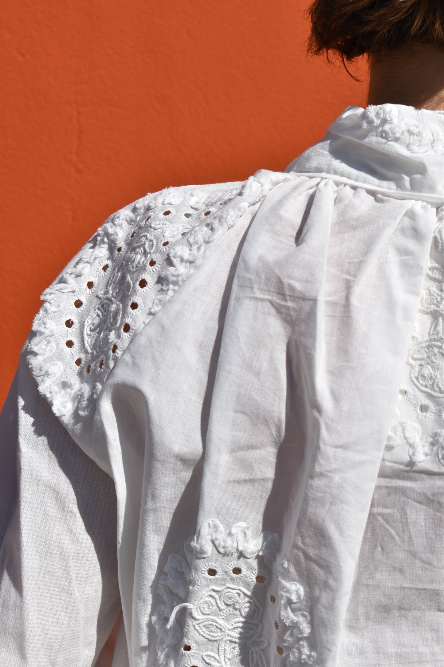Camicia Bianca Ricamata con Fiocco