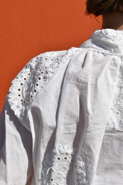 Camicia Bianca Ricamata con Fiocco