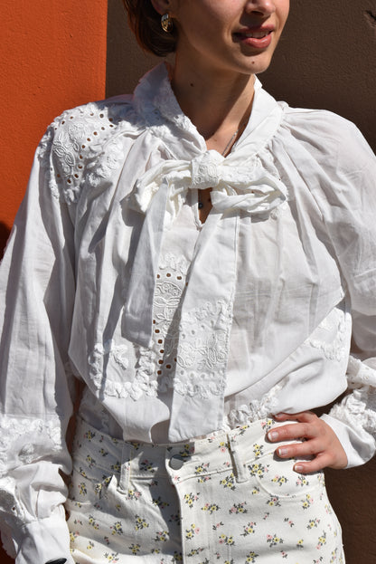 Camicia Bianca Ricamata con Fiocco
