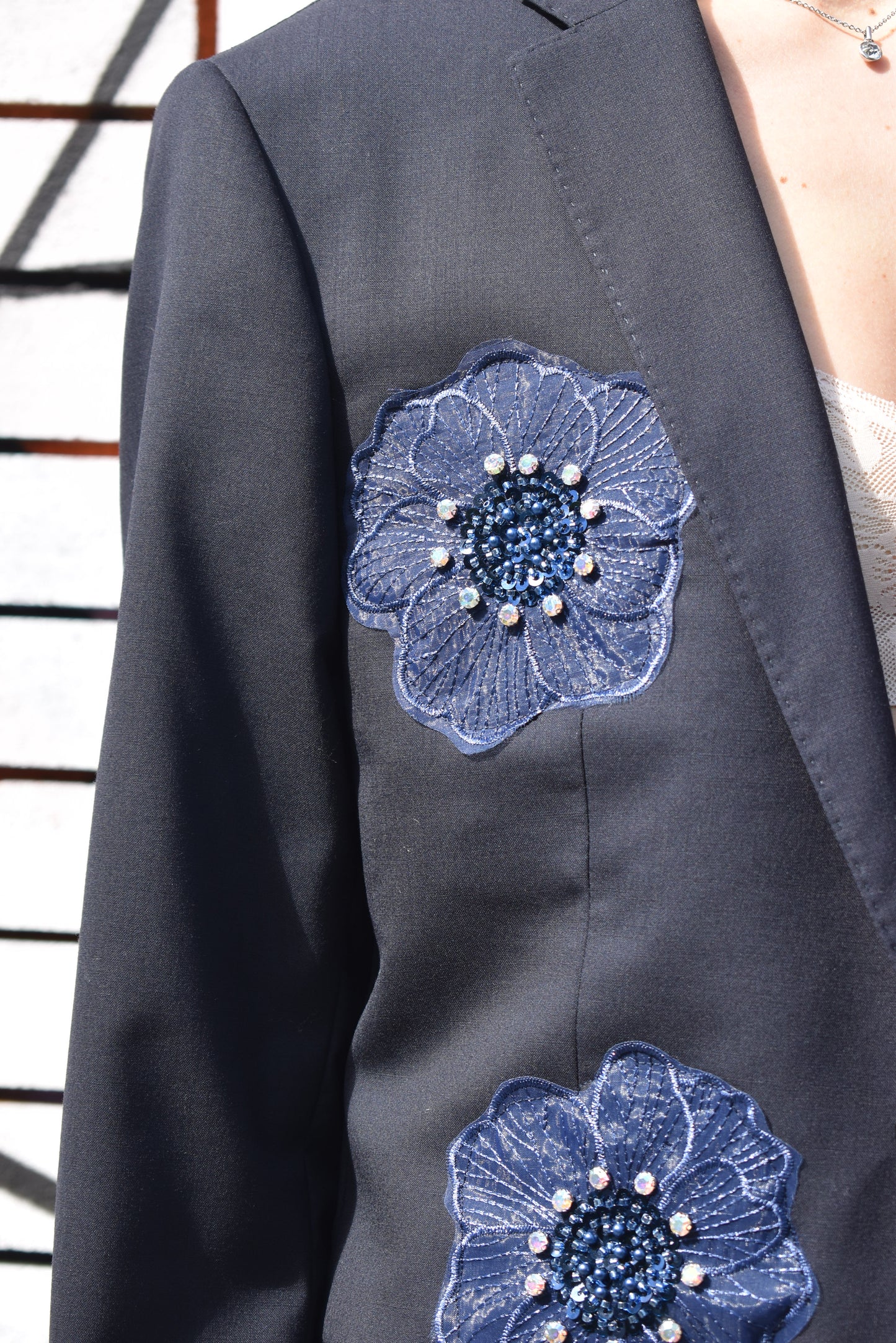 Blazer Vintage Nero con Fiori Ricamati Blu